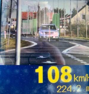 zdjęcie z nagrania ręcznego miernika prędkości pokazujące pojazd i jego prędkość
