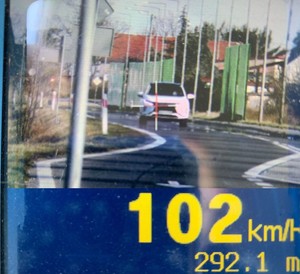 zdjęcie z nagrania ręcznego miernika prędkości pokazujące pojazd i jego prędkość