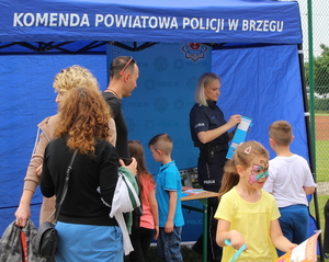 dzieci i policjantka przy stoisku policyjnym