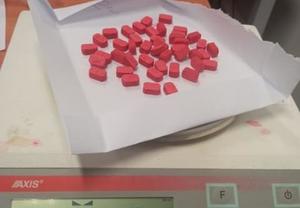 różowe tabletki na białej kartce