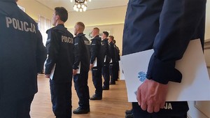 nowo przyjęci policjanci w umundurowaniu ćwiczebnym podczas ślubowania