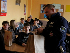 Policjanci rozdają młodzieży papierowe torby