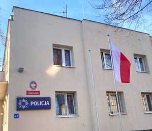 budynek komisariatu policji, flaga polski