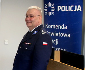 policjant w wyjściowym mundurze