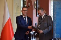 Uroczysta zbiórka z związku z powołaniem mł. insp. Mariusza Stelnickiego na stanowisko Komendanta Powiatowego Policji w Brzegu.