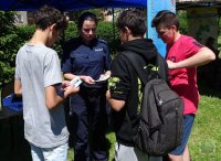 policjantka rozmawia z młodzieżą