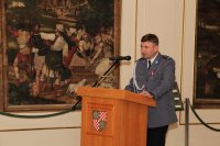 Zastępca Komendanta Wojewódzkiego Policji w Opolu wygłasza okolicznościowe przemówienia