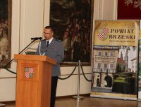 Komendant Powiatowy Policji w Brzegu wygłasza okolicznościowe przemówienie
