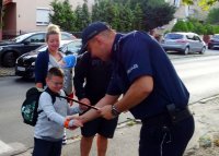 policjant rozdaje dzieciom obdlaski