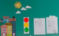przedszkolna tablica z sygnalizacją świetlną i numerami alarmowymi