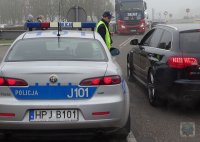 policjant udziela informacji kierowcy