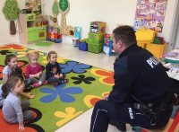 policjanci rozmawiają z dziećmi o bezpiecznych feriach