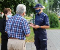 policjantka rozmawia z seniorami