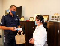 mieszkanka powiatu brzeskiego składa życzenia Komendantowi Powiatowemu Policji w Brzegu