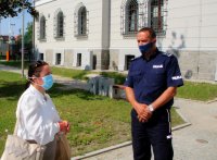 mieszkanka powiatu brzeskiego składa życzenia Komendantowi Powiatowemu Policji w Brzegu