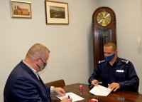Wójt Gminy Lubsza i Komendant Powiatowy Policji w Brzegu podpisują porozumienie w sprawie dodatkowych patroli Policji