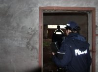 policjanci sprawdzają opuszczone budynki
