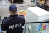 policjanci i pracownicy sanepidu sprawdzają galerie handlowe