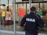 policjanci i pracownicy sanepidu sprawdzają galerie handlowe