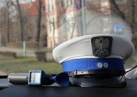 biała policyjna czapka i urządzenie do badania trzeźwości