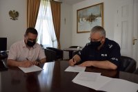 Komendant Powiatowy Policji w Brzegu i Starosta Powiatu Brzeskiego podpisują porozumienie