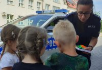 policjantka przekazuje dzieciom odblaski