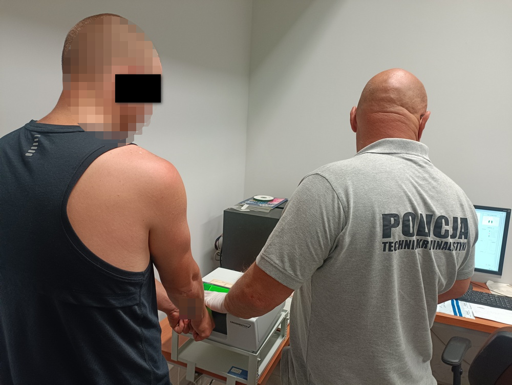 https://opolska.policja.gov.pl/op/kwp-opole/aktualnosci/144671,18-latek-zatrzymany-z-poporcjowanymi-narkotykami.html