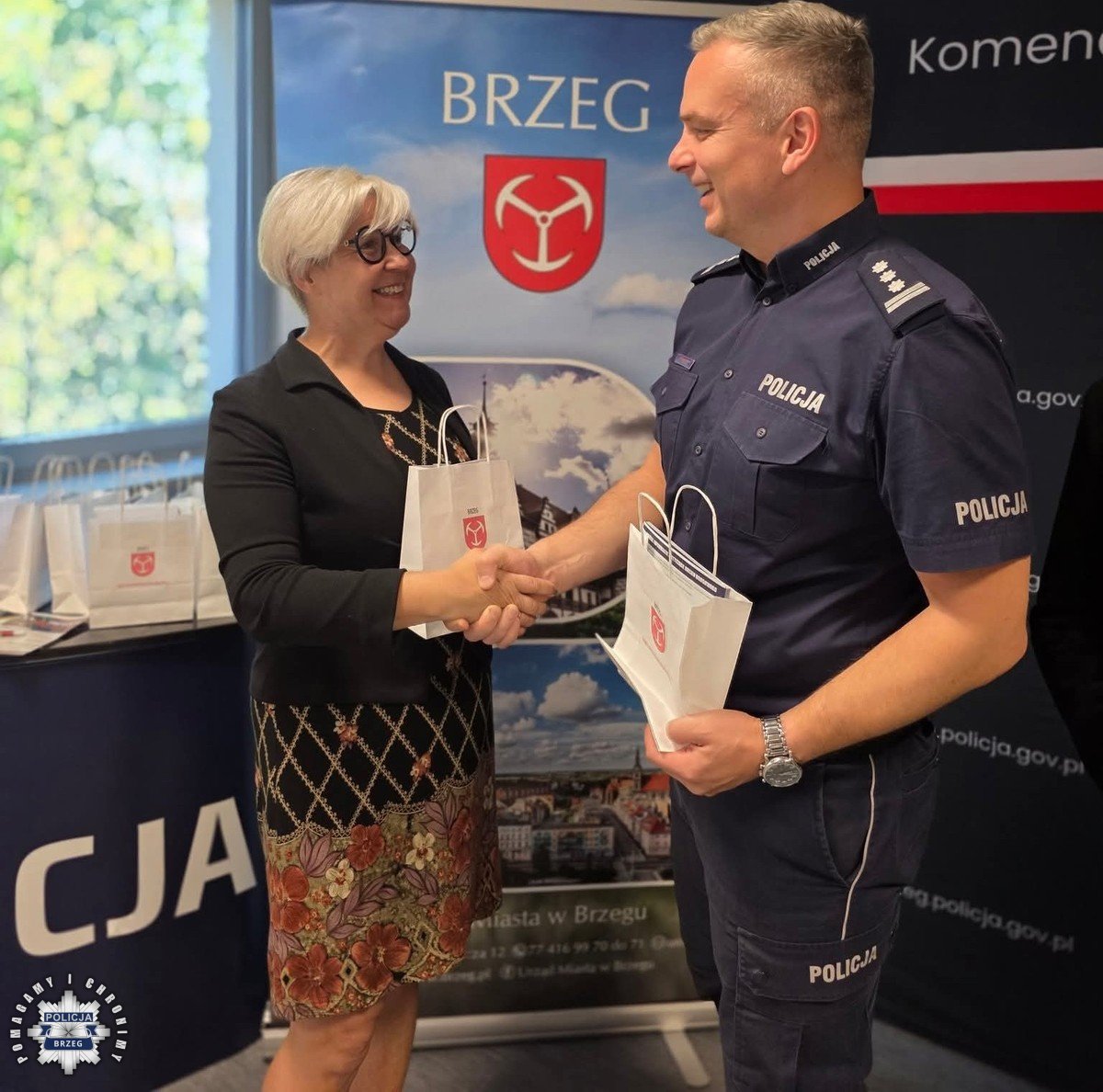 Violetta Jaskólska-Palus - Burmistrz Brzegu w obecności Zastępcy Burmistrza Piotra Tarapaty, na ręce Komendanta Powiatowego Policji w Brzegu insp. Michała Karońskiego 