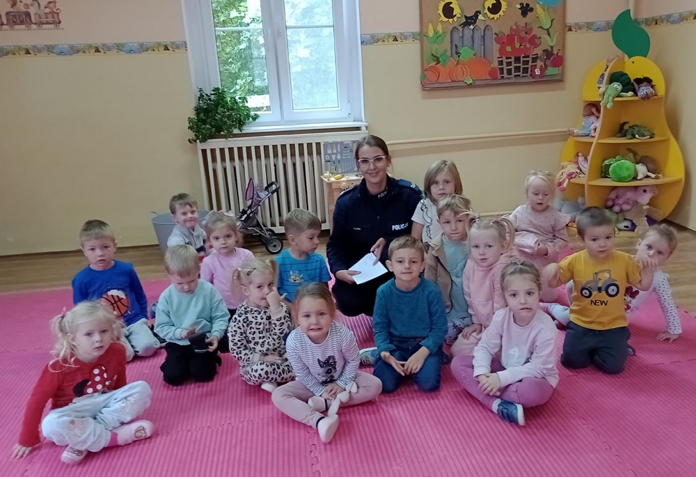 grupa przedszkolaków i policjantka