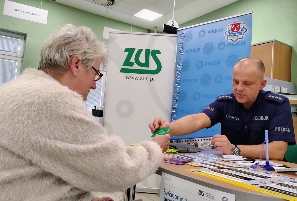 zdjęcie: policjant podczas spotkania z seniorem w ZUS