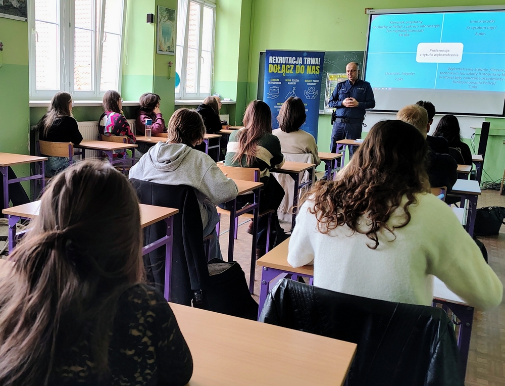 policjant rozmawia z młodzieżą