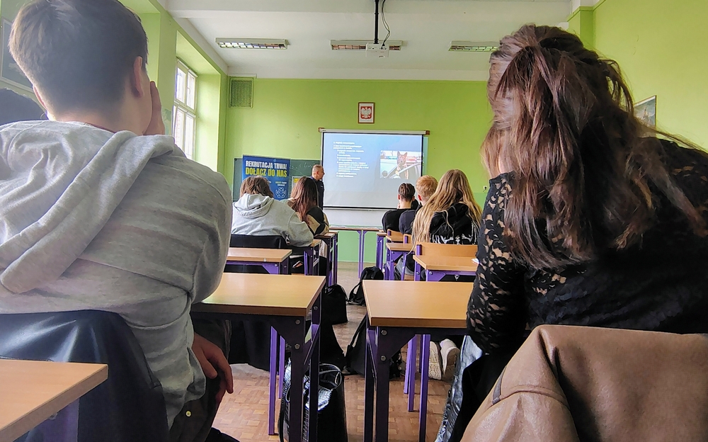 zdjęcie: uczniowie podczas spotkania z policjantem