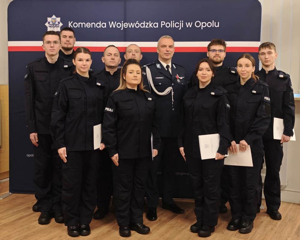 grupa policjantów