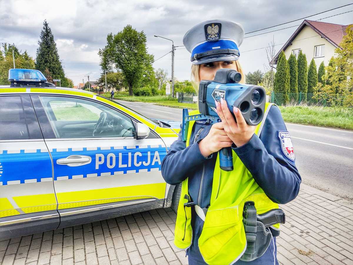 policjantka pracuje na radarze