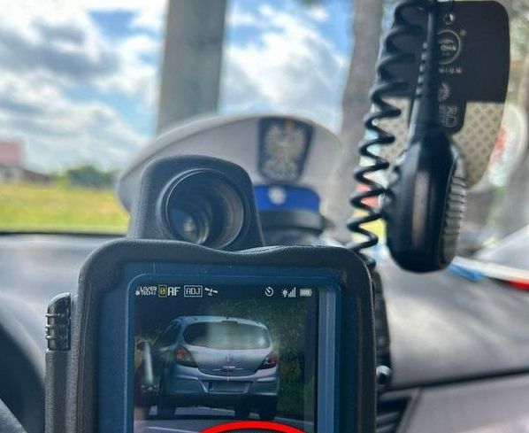 policyjna czapka na podszybiu