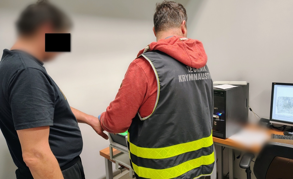 mężczyzna wchodzi do pomieszczenia dla zatrzymanych