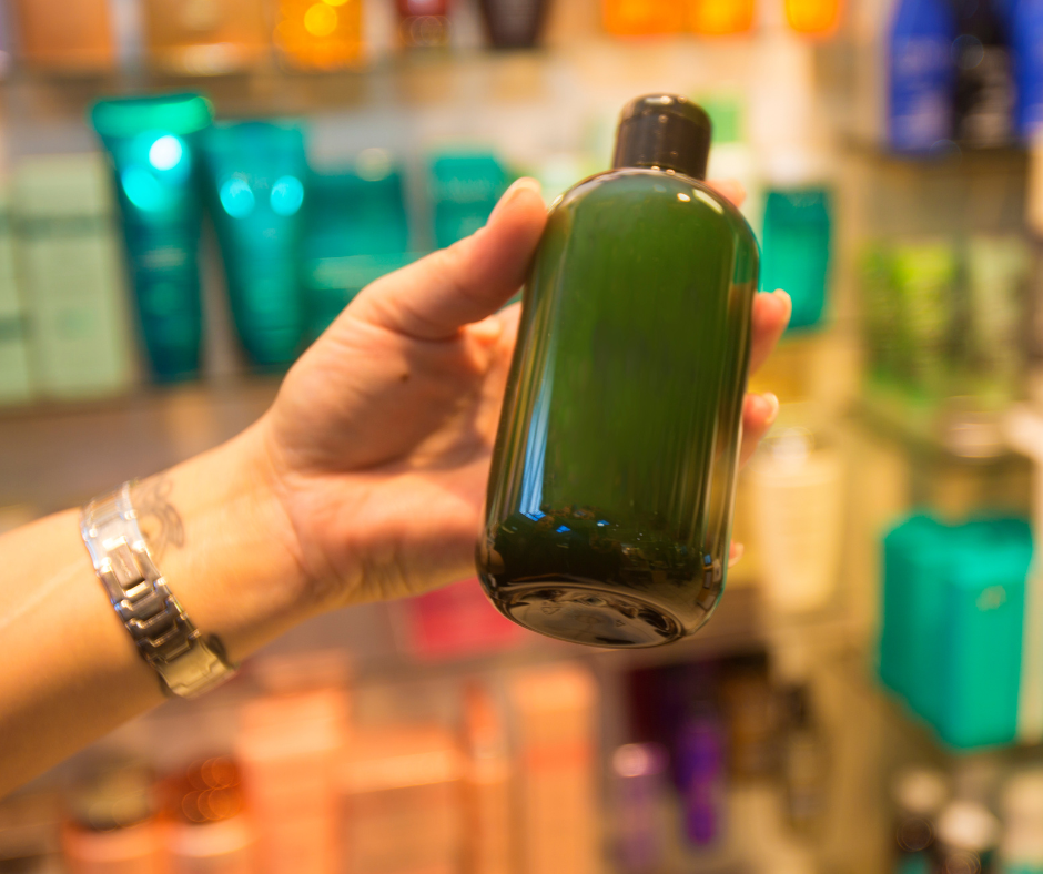 zielona butelka w dłoni