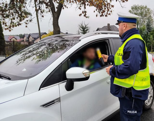 policjant bada na trzeźwość kierowcę 