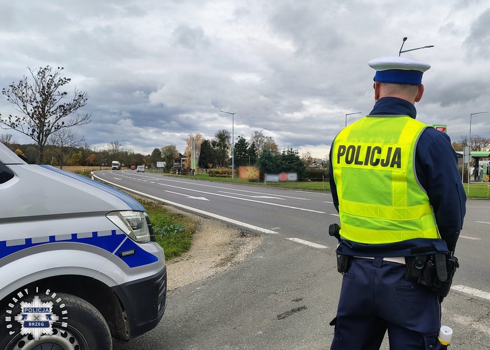 policjant kontroluje ruch na drodze