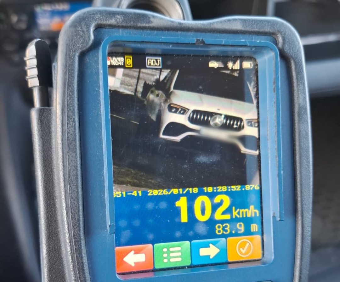 zdjęcie wideorejstratora z nagranym samochodem