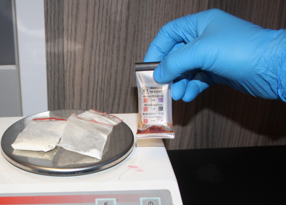 biały proszew w woreczku na elektronicznej wadze