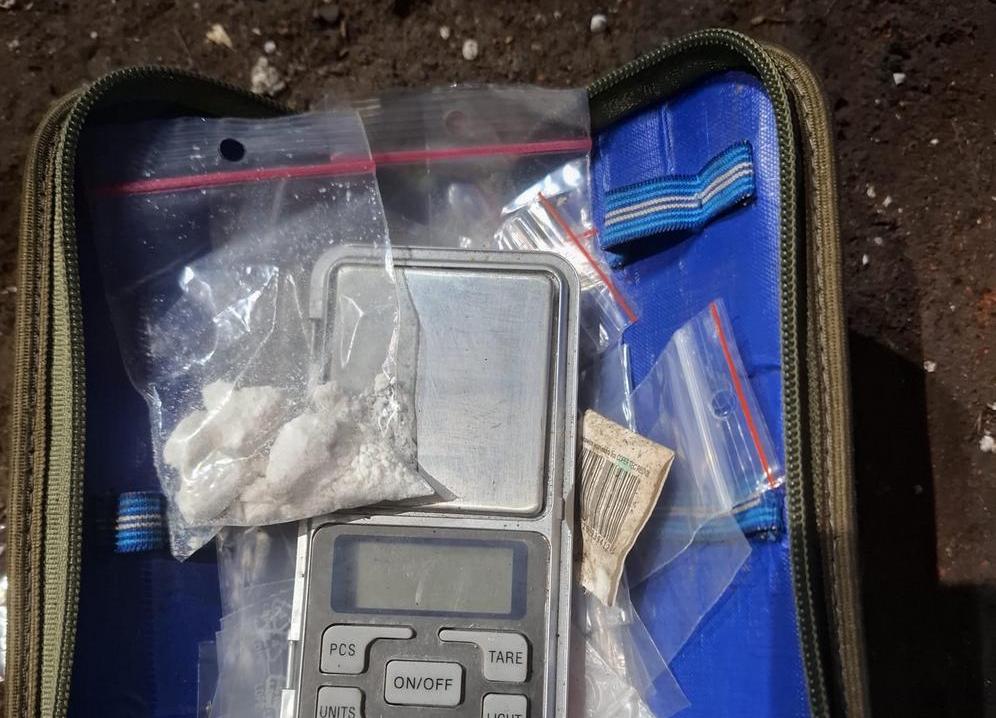 biały prosek w woreczku na elektronicznej wadze