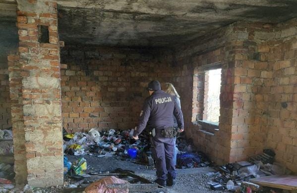 policjant sprawdza pustostan