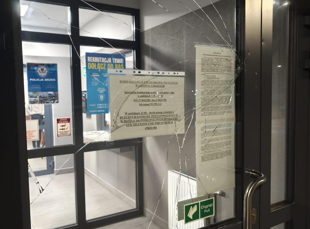 przeszkolene drzwi z rozbitą szybą