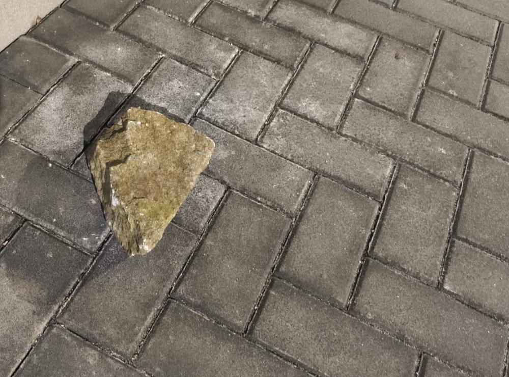 kamień na kostce brukowej