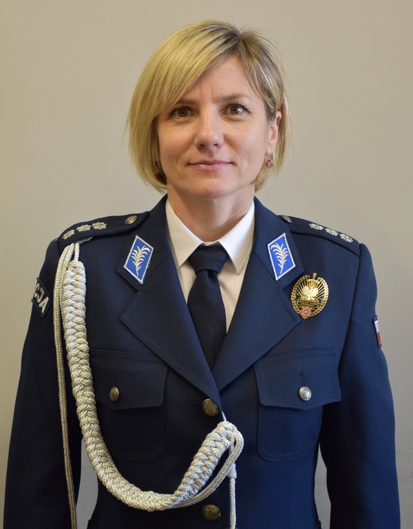 policjantka w wyjściowym mundurze
