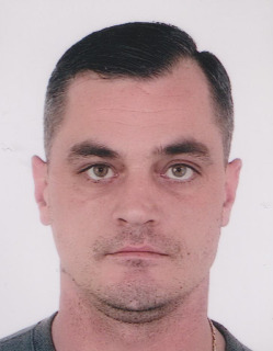 wizerunek mężczyzny, piwne oczy, ciemne włosy, zjęcie metryczna