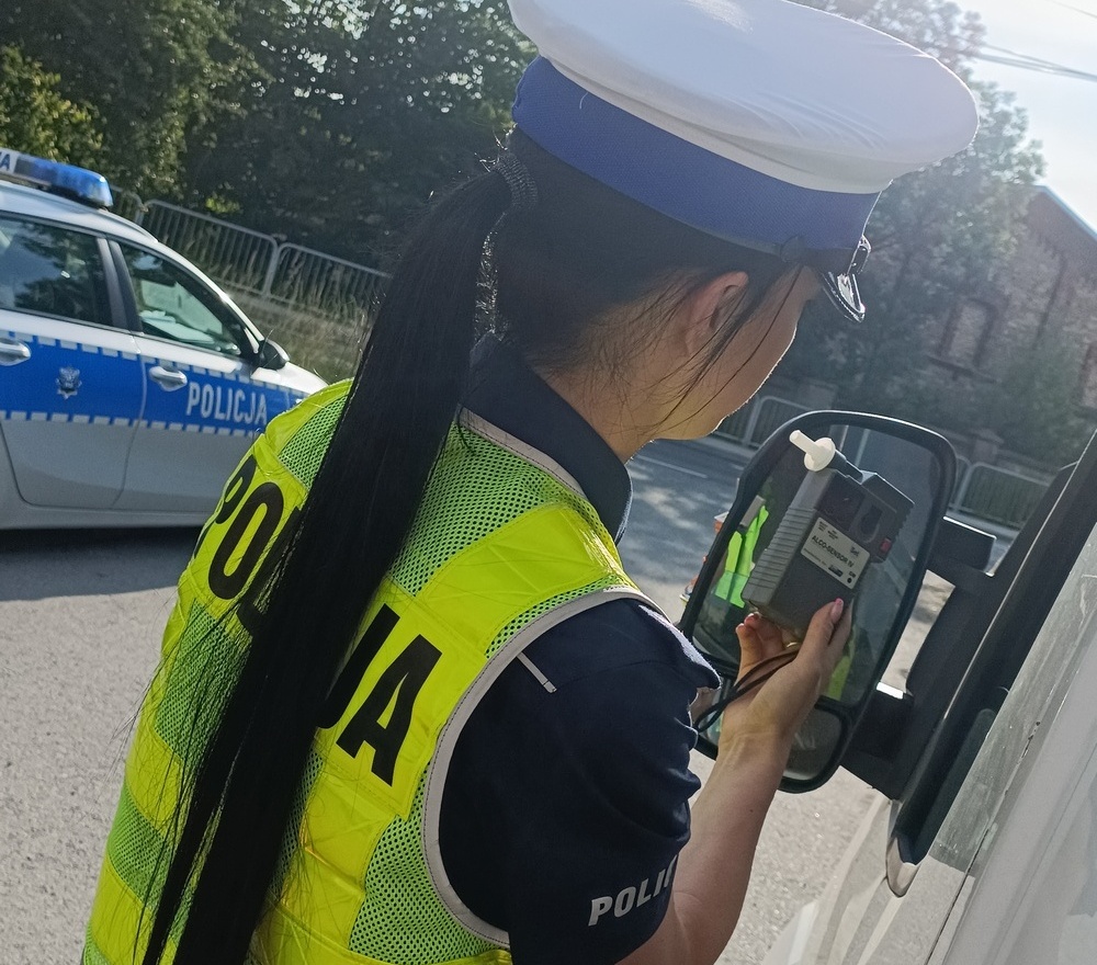 policjantka sprawdza wynik trzeźwości na urządzeniu