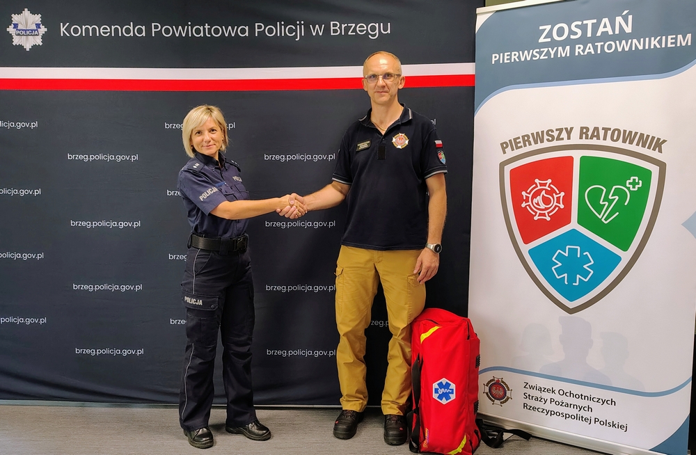 uścisk dłoni pomiedzy policjantką a strażakiem
