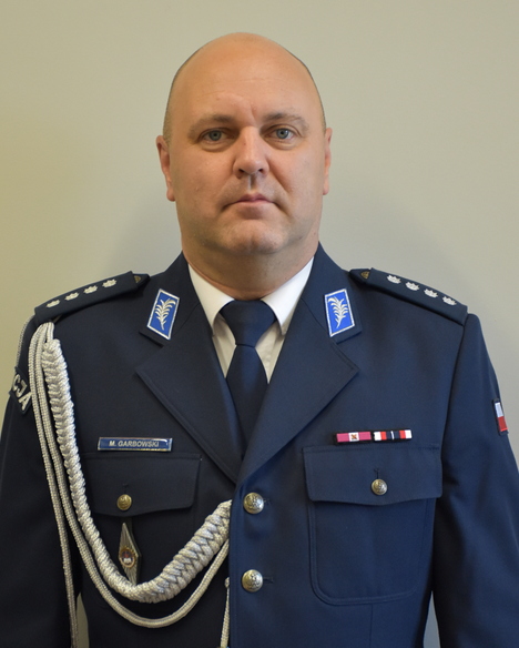 policjant w umundurowaniu galowym